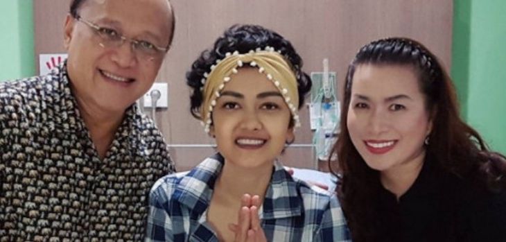 Mario Teguh dan Linna Teguh saat membesuk Julia Perez di RSCM. Foto: Instagram/marioteguh