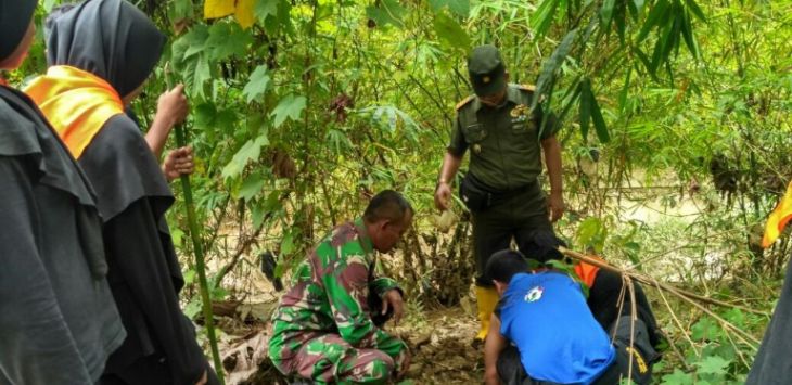 Koramil 2008/ Waled Kodim 0620/ Kab. Cirebon bersama pelajar MAN 4 Cirebon yang tergabung dalam Pelajar Komunitas Peduli Lingkungan, melakukan penanaman ratusan pohon dari berbagai jenis, Sabtu (18/3).