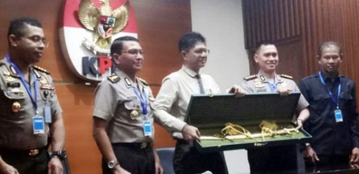 KPK terima pengembalian pedang RajaArab dari-Kapolri. Foto: Putri/Jawa Pos