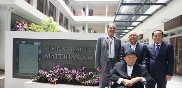 Prof. Matthias Aroef (kursi roda) didampingi Rektor ITB Prof. Kadarsah Suryadi (kanan). Foto: Ist