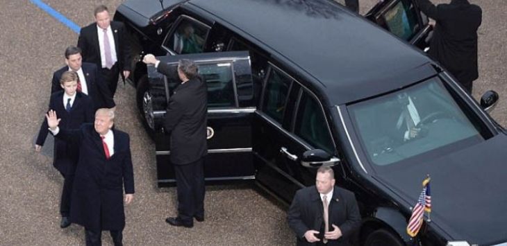 Donald Trump keluar dari mobil dinasnya yang istimewa. Foto: AFP