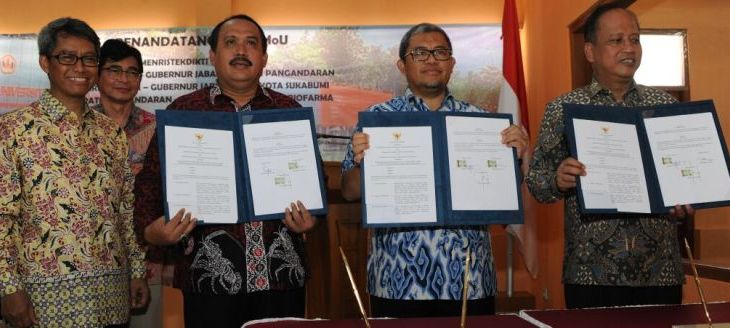 Menristekdikti RI Mohamad Nasir dan Gubernur Jawa Barat Ahmad Heryawan (Aher) menandatangani Nota Kesepahaman (MoU) tentang Program Studi di Luar Kampus Utama dengan Unpad Pangandaran dan IPB Sukabumi, Senin (13/3/17).
