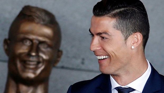 Cristiano Ronaldo dan patungnya. Foto: Rafael Marchante/Reuters