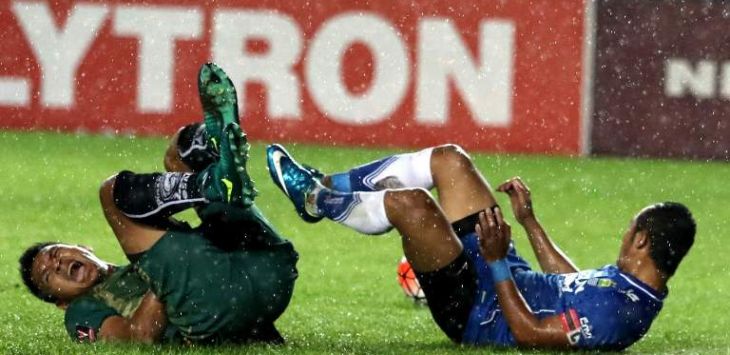 Atep dan Wawan Hendrawan bertabrakan saat Atep berusaha memanfaatkan peluang untuk membobol gawang PBFC dalam pertandingan semifinal leg kedua Piala Presiden 2017 di Stadion Si Jalak Harupat, Minggu (5/3). Foto: Ramdhani