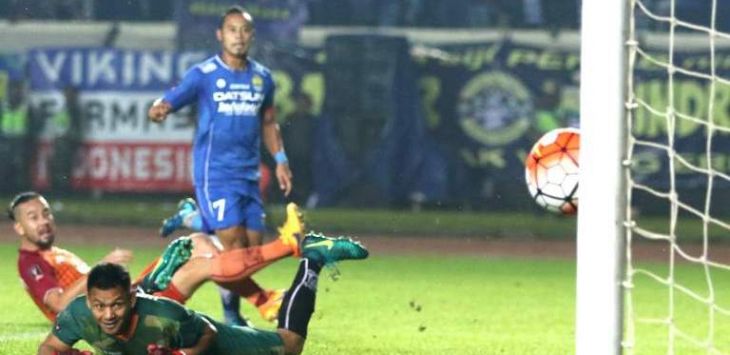 Atep saat berusaha menjebol  gawang PBFC dalam laga leg kedua semifinal Piala  Presiden 2017. (Ramdhani)