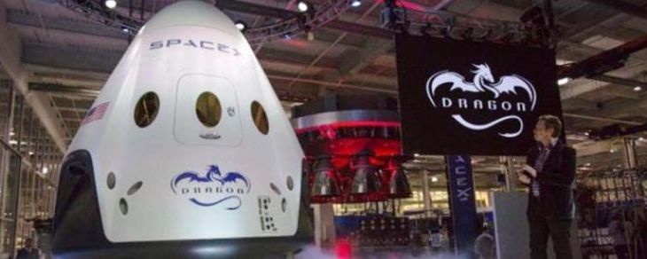 CEO SpaceX Elon Musk (kanan) saat mengenalkan Dragon V2, kendaraan luar angkasa, di Hawthorne, California, 2014 lalu. (REUTERS/Mario Anzuoni/File Photo)