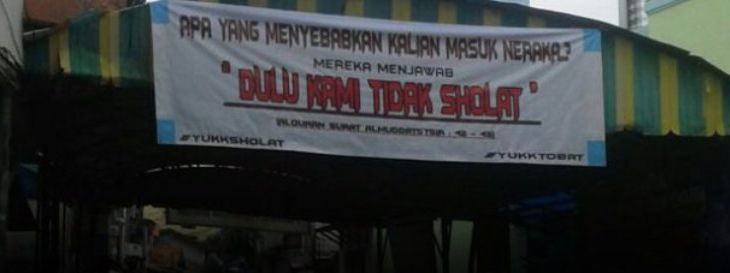 Spanduk baru yang menggantikan spanduk sebelumnya yang bertuliskan menolak menshalatkan jenazah pendukung penista agama di masjid Spanduk perintah solat di masjid Jalan Karet Karya, Setiabudi, Jakarta Selatan.