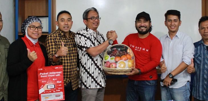 GM Legal and Stakeholder Management Jabotabek Jabar, Yossie Hamdeny M (empat dari kanan)  berjabatan tangan dengan GM Radar Bandung Tegar Bagja Anugrah (tiga dari kanan) saat kunjungan Telkomsel Jabotabek Jabar ke Kantor Radar Bandung, Jalan Ibrahim Adjie 95, Bandung, Rabu (15/3). (humas telkomsel)