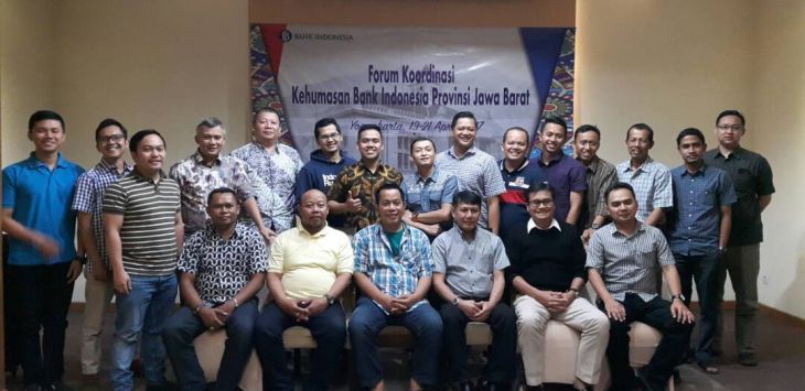 Para peserta kegiatan Forum Kehumasan yang digagas KPw BI Jabar foto bersama usai acara.