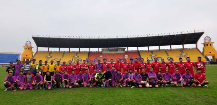 Para pemain Tim bjb foto bersama sebelum pertandingan persahabatan dimulai di Stadion Si Jalak Harupat,  Kabupaten Bandung,  Sabtu (1/4). Foto: Riana Setiawan
