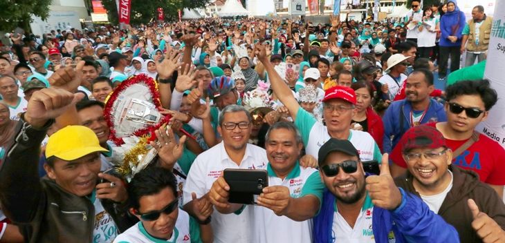 Gubernur Jawa Barat Ahmad Heryawan dan jajaran pimpinan Radar Bandung berfoto bersama ribuan peserta fun walk HUT ke 14 Radar Bandung