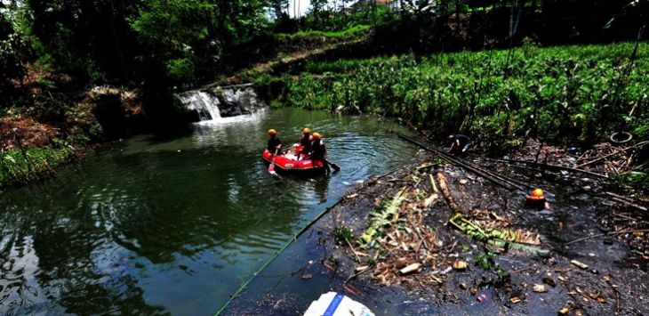 Penanganan limbah yang kini tengah mencemari Waduk Saguling. (Riana Setiawan) 