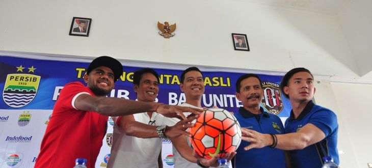 Pelatih Persib Djadjang Nurdjaman, Kim Jeffrey Kurniawan dan Asisten Pelatih Bali United, I Made Pasek Wijaya, saat jumpa pers laga uji coba di Graha Persib, Jalan Sulanjana,  Kota Bandung, Jumat (7/4). (Riana Setiawan)