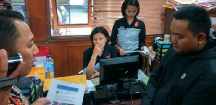 Pelaku penyebar hoax, Angga Permana (kanan)‎ saat dimintai keterangan di ruang pemeriksaan Polres Cimahi, Rabu (5/4). Foto: Gatot Pudji