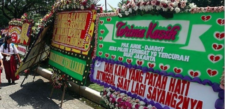 Karangan bunga untuk Basuki T Purnama-Djarot S Hidayat yang dipajang di trotoar Jalan Medan Merdeka Selatan, Rabu (26/4). Foto: Surya Kawung/JawaPos.Com