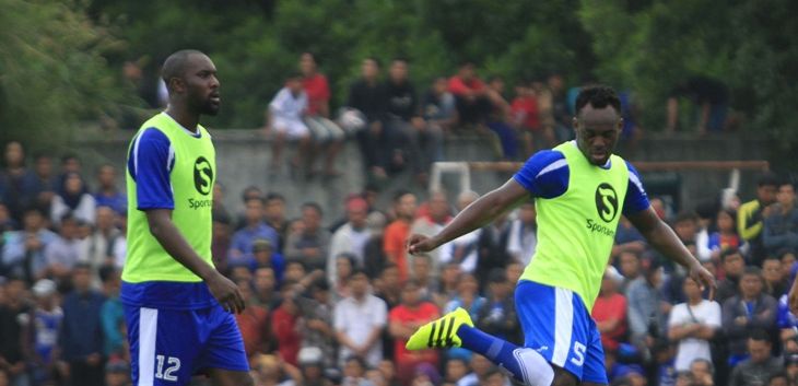 Dua pemain rekrutan anyar kejutan Persib Bandung untuk Liga 1, Michael Essien dan Carlton Cole (Riana Setiawan)