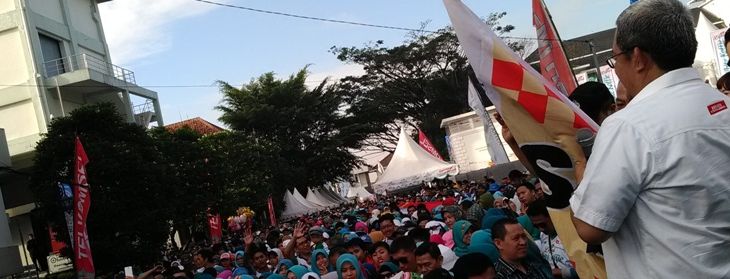 Gubernur Jawa Barat, Ahmad Heryawan melepas ribuan peserta Fun Walk HUT ke-14 Radar Bandung bersama Luwak White Koffie, Minggu (9/4/2017).