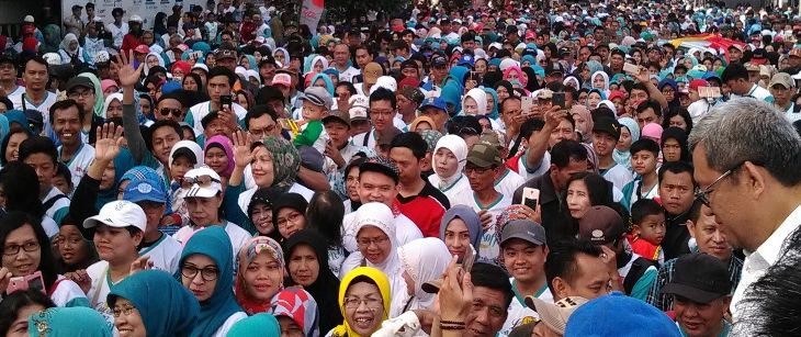 Gubernur Jabar Ahmad Heryawan (Aher) lepas fun walk HUT Radar Bandung ke-14 bersama Luwak White Coffie. Foto: Atep Kurniawan