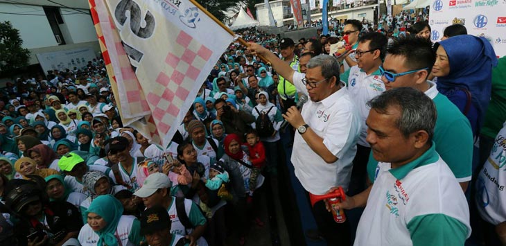 Pelepasan peserta Fun Walk Radar Bandung dalam Rangka Ulang Tahunnya yang ke 14 oleh Gubernur Jawa Barat Ahmad Heryawan