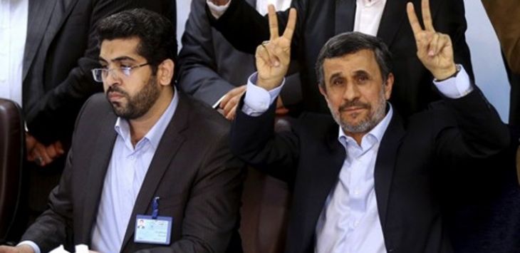 Ahmadinejad (tengah) saat mendaftar untuk calon presiden Iran. (AP Photo/Ebrahim Noroozi)