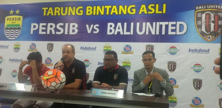 Pelatih Bali United, Hans Peter Schaler saat memberikan keterangan dalam konferensi pers usai pertandingan. (Ferry Prakosa)