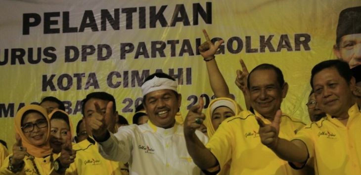 Ketua DPD Golkar Jabar Dedi Mulyadi berfoto bersama Ketua DPD Partai Golkar Kota Cimahi, Ali Hasan bersama jajaran pengurus dan kader di Gedung Vidya Chandra, Cimahi, Minggu (2/4). Foto: Bahi Binyatillah