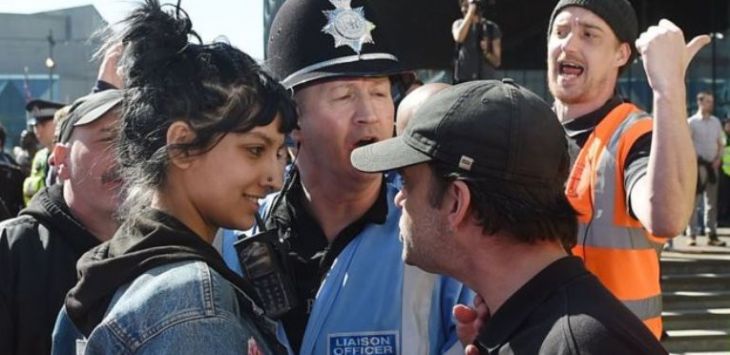 Saffiyah Khan di tengah aksi demonstrasi Liga Pertahanan Inggris (EDL) di Centenary Square, Birmingham, Inggris, Sabtu lalu. Foto: Press Association