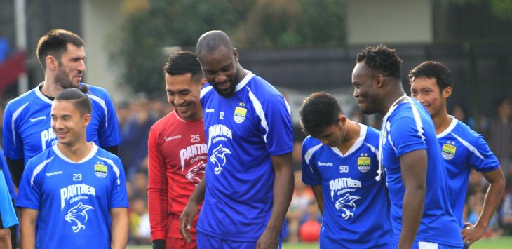 Michael Essien dan Carlton Cole berbaur bersama tim dalam sesi latihan Persib Bandung. (Riana Setiawan)