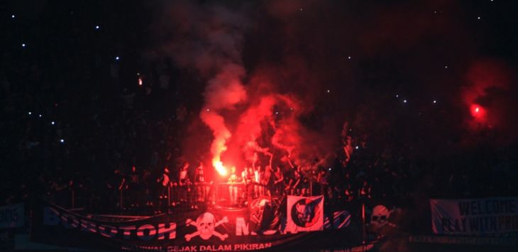 Flare yang menyala di ILUSTRASI: Stadion Gelora Bandung Lautan Api saat laga Persib Bandung kontra Arema FC dalam ajang kompetisi Liga 1 2017. (Riana Setiawan)