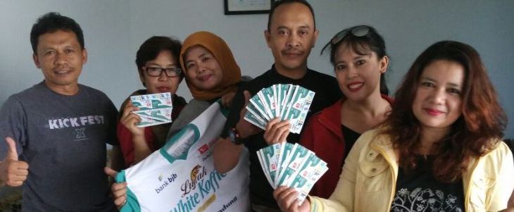 Tim Gobred dari Arcamanik Bandung saat membeli tiket jalan sehat di Kantor Radar Bandung. Foto: Oche Rahmat