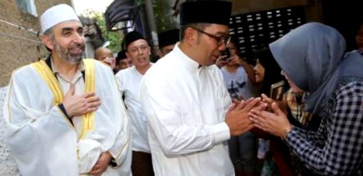 Imam Besar Mesjid Washinton Amerika Serikat Imam Mohamad Bashar Arafat (kiri) di sela salat subuh berjamaah di Bandung. Foto: istimewa