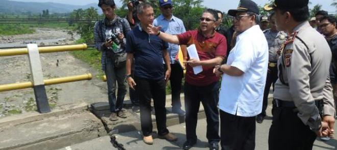 Gubernur Jawa Barat Ahmad Heryawan meninjau lokasi Jembatan Cipamingkis, Bogor.