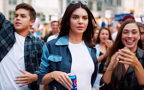 Pepsi dengan bintang iklan Kendal Jenner yang mengundang kontroversi. foto : The Daily Beast