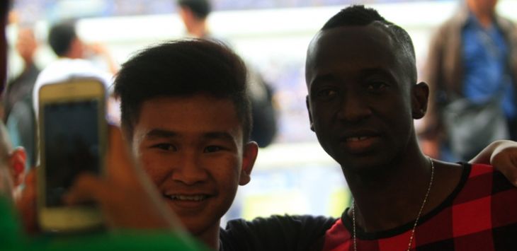 Makan Konate saat melayani foto bersama Bobotph di Stadion GBLA (Riana Setiawan)