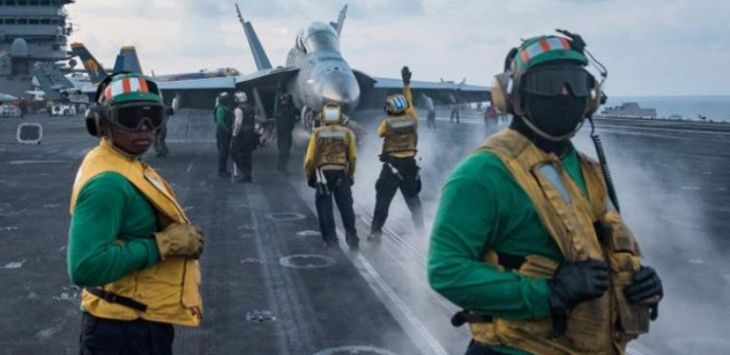 Sebuah pesawat tempur berada di dek USS Carl Vinson. Kapal perang itu dianggap sebagai ancaman bagi Korut. (Matt Brown/Handout via REUTERS)