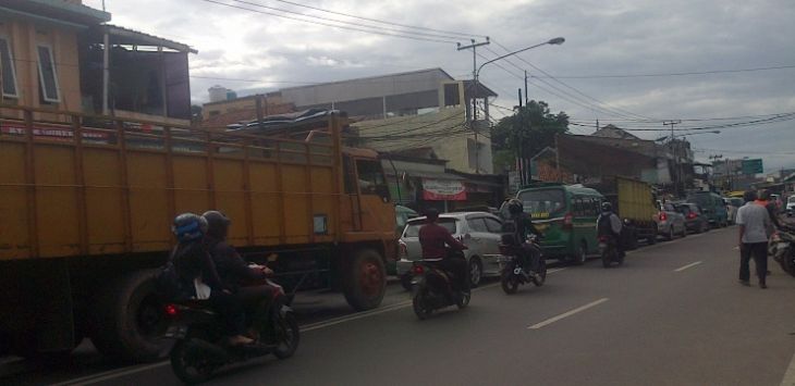 Kemacetan terjadi setiap harinya di kawasan Cibiru Kota Bandung. 