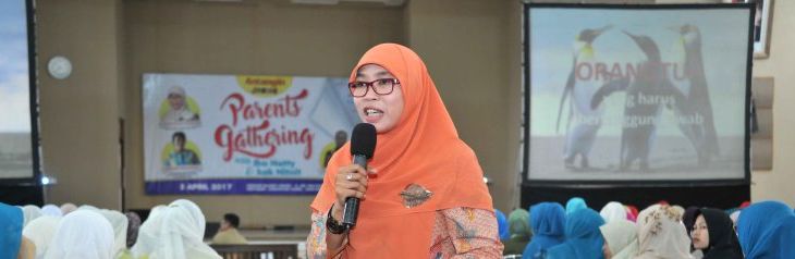 Ketua Pusat Pelayanan Terpadu Pemberdayaan Perempuan dan Anak (P2TP2A) Provinsi Jawa Barat Netty Heryawan pada acara Parents Gathering dengan tema Mendidik Anak Dengan Cinta di Gedung Islamic Center, Ciamis.