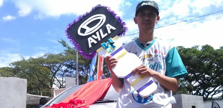 Asep Haris (41) pemenang utama 1 unit Daihatsu Ayla dalam perayaan HUT ke-14 Radar Bandung. (Atep/Pojokbandung)