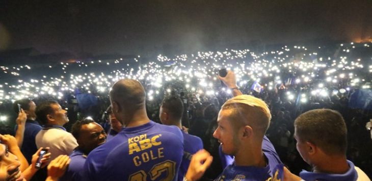 Skuad Persib Bandung saat berada di panggung utama di hadapan Bobotoh dalam launching tim untuk Liga 1 2017 di Stadion Siliwangi, Kota Bandung, Minggu (2/4). Foto: Ramdhani