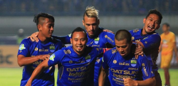 Penggawa Persib melakukan selebrasi gol Atep dalam kemenangan 2-0 Persib atas Sriwijaya FC. (Riana Setiawan)