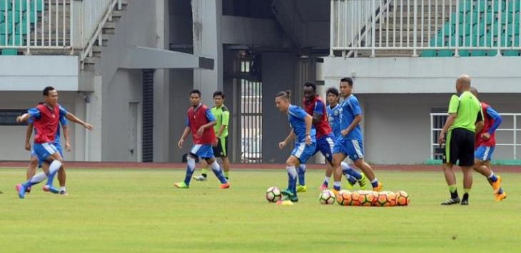 Persib Bandung melakukan latihan ringan di Stadion Pakansari, jelang laga kontra PS TNI. (Putra/Metropolitan)