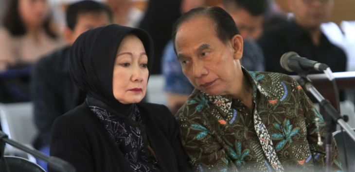 Atty Suharti dan Itoc Tochija saat mendengarkan pembacaan Dakwaan oleh JPU, Rabu (19/4). Foto: Riana Setiawan 