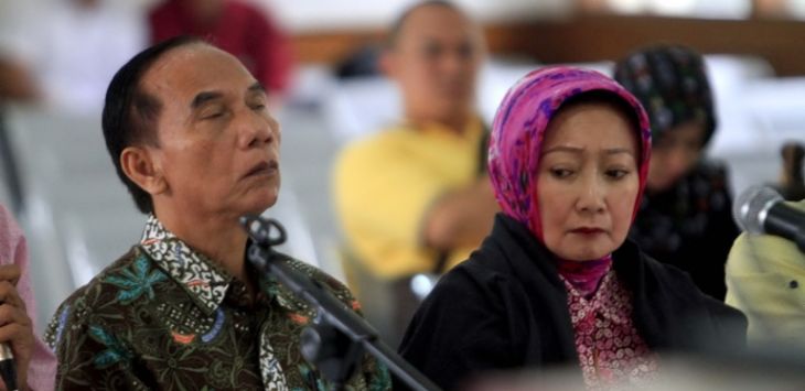 Atty Suharti dan Itoc Tochija saat mengikuti persidangan di ruang sidang Tipikor PN Bandung. (Riana Setiawan)