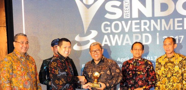 Gubernur Jawa Barat Ahmad Heryawan menerima Sindo Weekly Government Award 2017