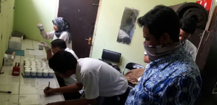 Pelajar di Kota Cimahi lakukan tes urine (Gatot Pudji)