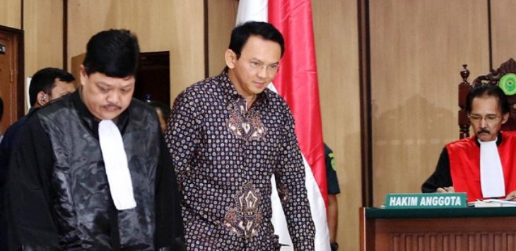 ahok saat menjalani sidang