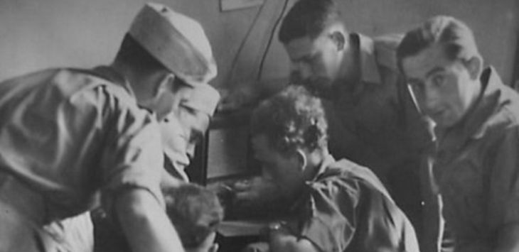 Foto sejumlah tentara Sekutu menyimak radio di Bandung ini dipotret pada zaman perang mempertahankan kemerdekaan Indonesia (1945-1949). Foto: Dok. Arsip Nasional Belanda.
