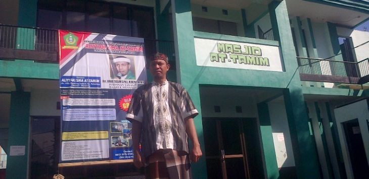 Umar Taslim, Pendiri Pondok Pesantren Darul Musafir di Kampung Paledang, Kecamatan Cileunyi, Kabupaten Bandung, membebaskan seluruh biaya pendidikan agama dan pendidikan umum kepada para santrinya.