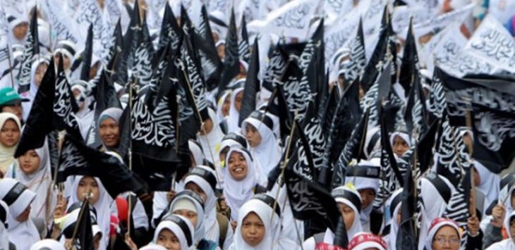 Ribuan anggota Hizbur Tahrir Indonesia (HTI) melakukan acara di sekitar Stadion Gelora Bung Karno (GBK), Jakarta, Sabtu (30/5/2015). FOTO: MIFTAHULHAYAT/dok.JAWA POS