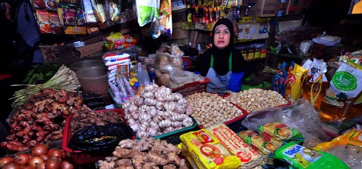 Pedagang menunggu pembeli di Pasar Kosambi, Kota Bandung. (Riana Setiawan)